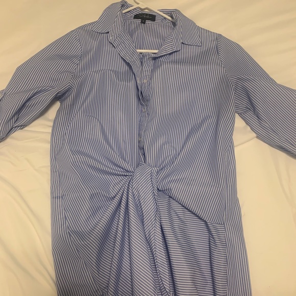 Blue and white top that you tie at the front - Picture 1 of 6